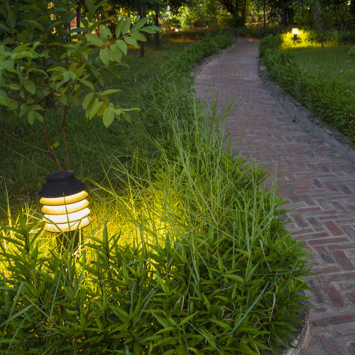 Wege und Plätze auf dem privaten Grundstück perfekt ausgeleuchtet © www.istock.com / vinhdav